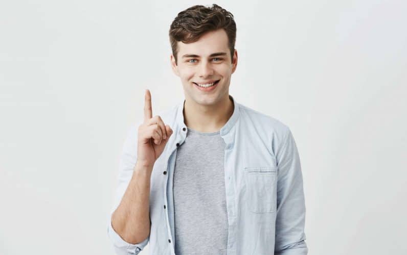 Chico joven sonriente y satisfecho