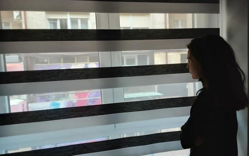 Mujer sola mirando por la ventana
