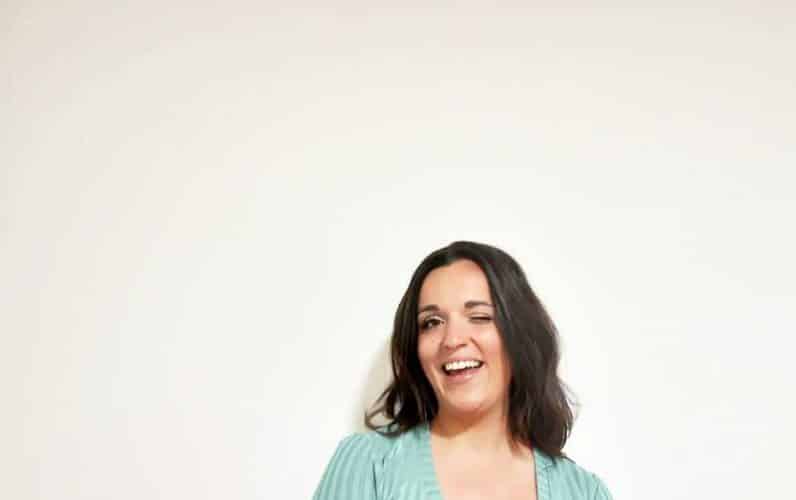 Chica joven contenta guiñando el ojo