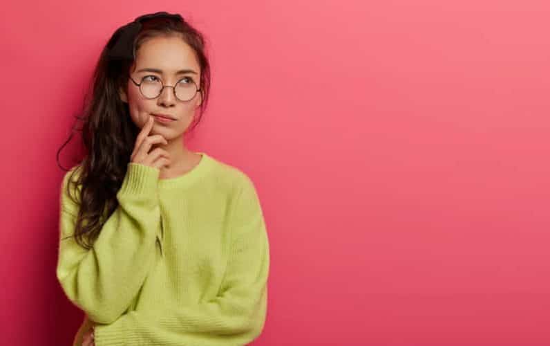 claves para tomar decisiones chica joven dudando